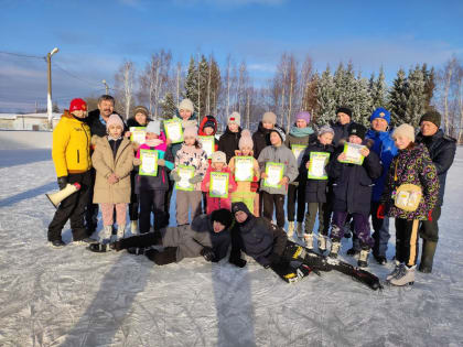 Сегодня на катке ДЮСШ "Хĕлхем" прошли традиционные соревнования по шорт-треку среди учащихся школ муниципалитета