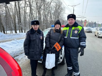 В Чебоксарах сотрудники ГИБДД поздравили водителей с наступающим Днём защитника Отечества