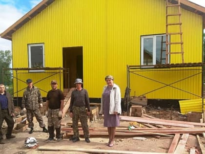 Новый фельдшерский пункт в селе Рындино обшивают профнастилом