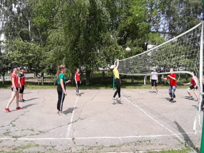 Пришкольный лагерь. Футбол. Пионербол.