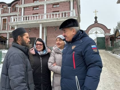 Партийцы передали благоворительную помощь Центру 