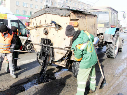 Приступили к ямочному ремонту и обрезке деревьев