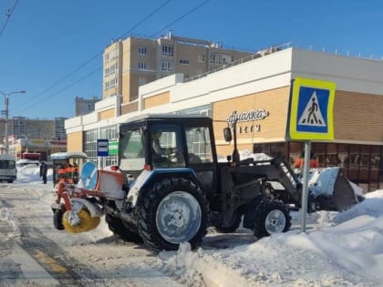 Акцент на безопасность: на городских дорогах комплексно проводится расчистка «углов видимости»