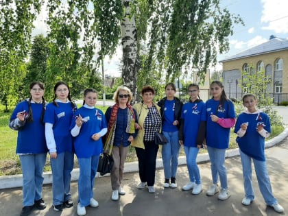 Молодогвардейцы Козловского местного отделения раздали ленты-триколор