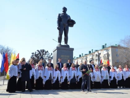 В Чебоксарах возложили цветы к памятникам летчиков-космонавтов Юрия Гагарина и Андрияна Николаева