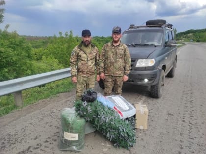 Боец с позывным «Николайч» увёз в расположение своего подразделения гуманитарную помощь