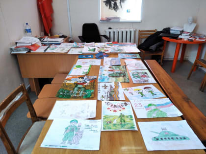 Победители конкурса рисунков получили призы.