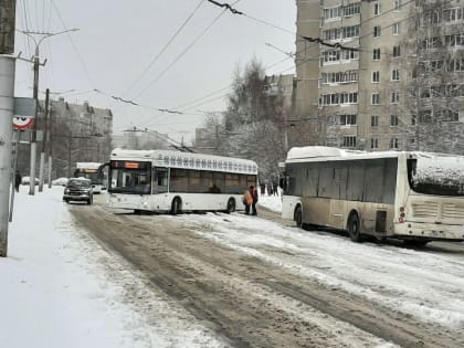 В Чебоксарах из-за заснеженной дороги развернуло троллейбус