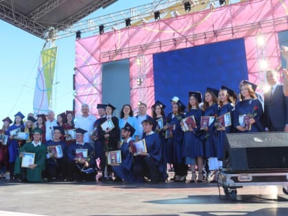 В рамках Дня молодёжи в Чебоксарах наградили 100 лучших выпускников столичных вузов
