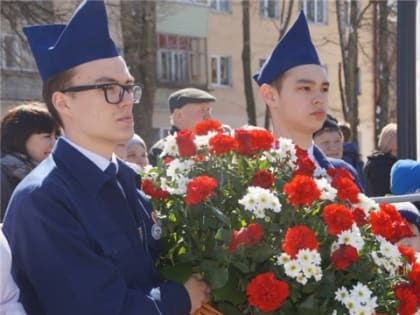 22 августа жители Калининского района г. Чебоксары возложат цветы к памятникам и мемориальным доскам