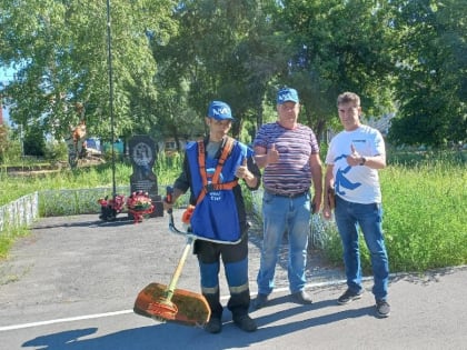 По просьбе граждан благоустроена территория памятника