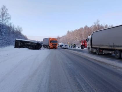 В Чувашии легковушка выехала на встречку и врезалась в грузовик