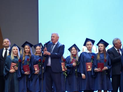 Салют из конфедераток: на Красной площади наградили лучших выпускников ЧувГУ