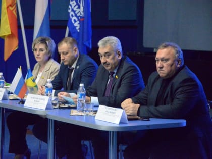 Леонид Черкесов приветствовал участников конференции Новочебоксарского городского местного отделения партии «Единая Россия»