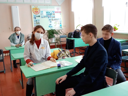 Ядринские врачи проводят медосмотры детей без отрыва от учебы