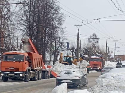 На чебоксарских дорогах продолжаются снегоуборочные работы