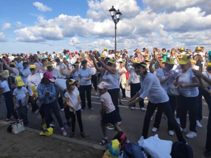 День города Чебоксар начался с массовой "Зарядки со звездой"