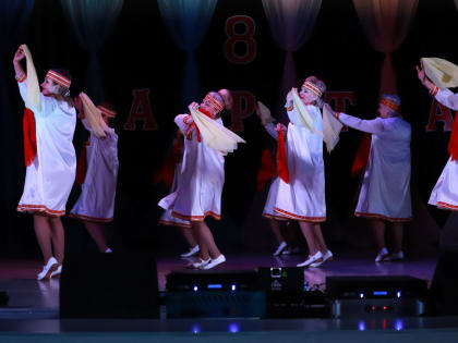 Анатолий Аксаков и Сергей Семенов поздравили с праздником женщин Канаша и сорвали бурные аплодисменты