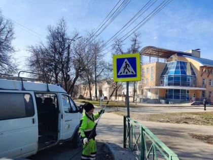 В Чебоксарах начаты мероприятия по мытью дорожных знаков и светофоров
