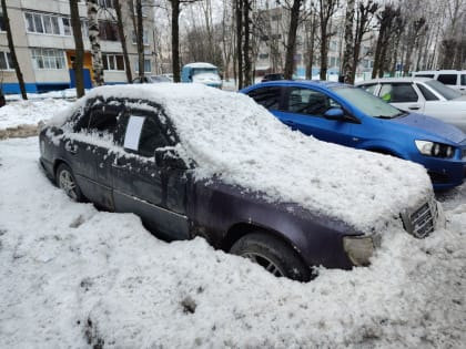 В Чебоксарах разыскивают владельца брошенного мерседеса