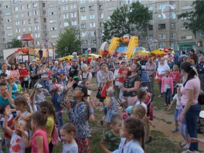 В Ленинском районе прошел дворовый праздник, посвященный Дню Республики