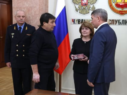 Родителям погибшего офицера-пограничника из Чувашии вручили орден Мужества сына