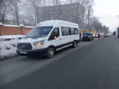 В Чебоксарах произошло столкновение маршрутки с минивэном
