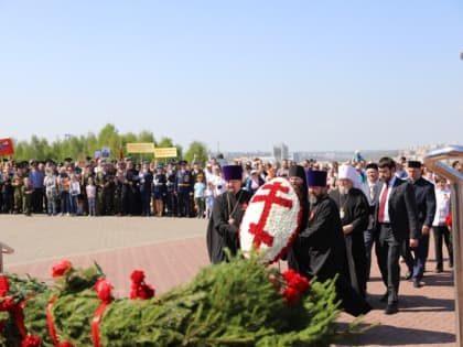 Митрополит Варнава и духовенство епархии приняло участие в торжественной церемонии возложения венков и цветов в память о защитниках Отечества к Вечному огню в Мемориальном комплекс