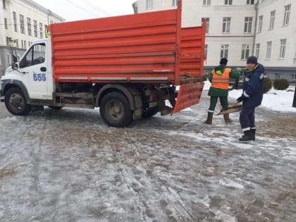 В Чебоксарах продолжается посыпка парков, скверов и площадей противогололедными материалами