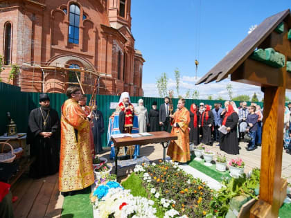 Митрополит Савватий совершил панихиду на месте погребения митрополита Чебоксарского и Чувашского Варнавы