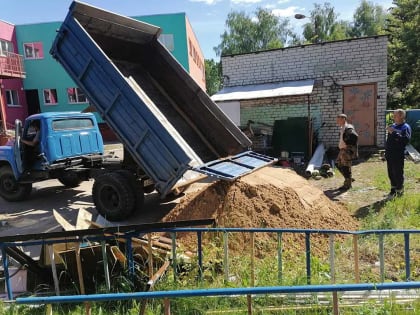 Завезли песок в детские сады