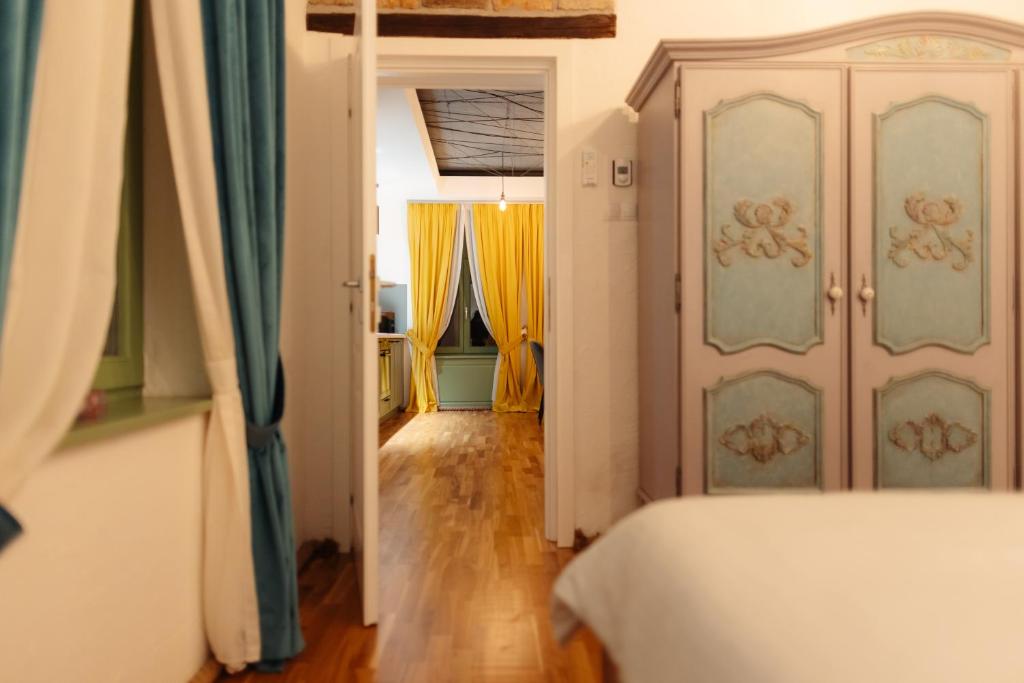 listing card gallery