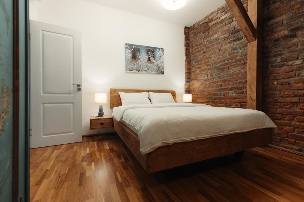 listing card gallery