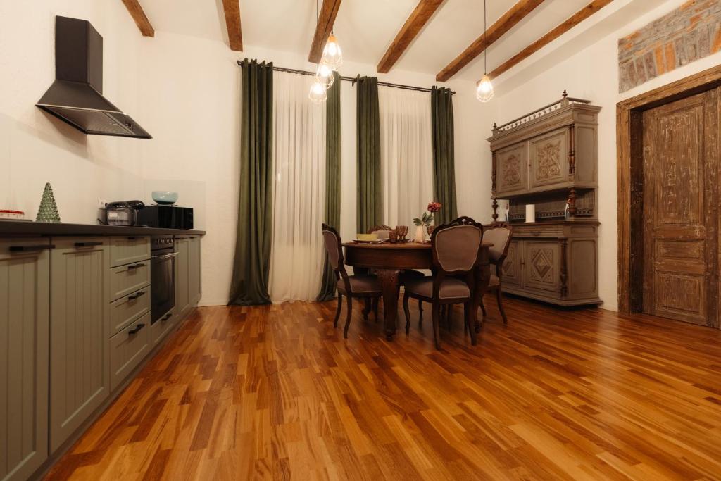 listing card gallery