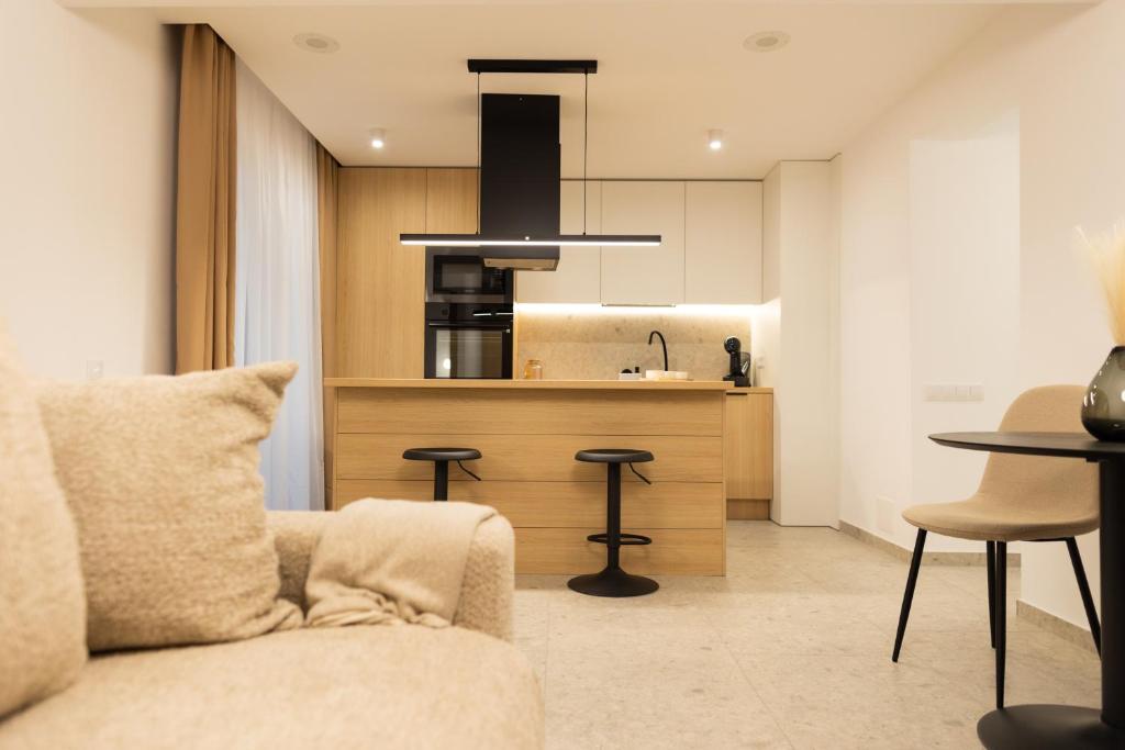 listing card gallery