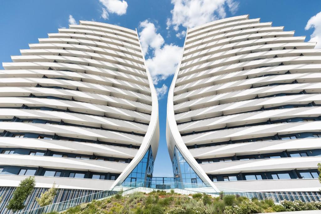 listing card gallery