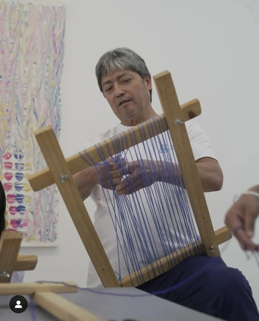 Jesus Cuevas con proceso de telar. Recorte de una pintura de la muestra “ Arqueología de los corazones”Taller de telar Mapuche por Jesus Cuevas y Pedro Puel- Acciones parte de la muestra "Desde el fondo de mi Corazón " Sala Emilio Saraco-