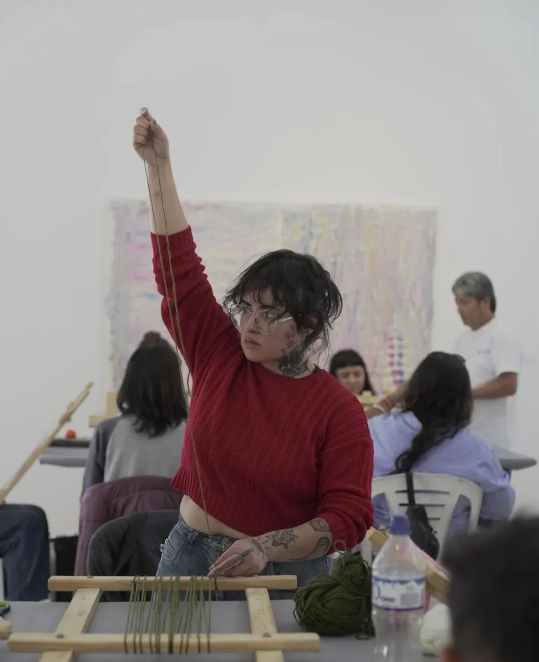  Acciones espontaneas registradas durante el Taller de Telar Mapuche — pintura detrás “Arqueologia de los corazones” 2023.