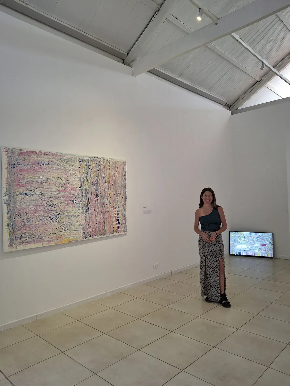   Con una de las pinturas de la muestra y la pieza digital nueva incorporada. "Arqueologia de los Corazones Material" y "Desmaterial"