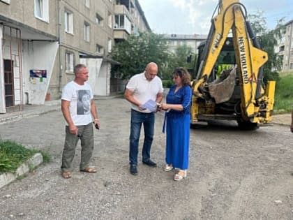 Депутаты Виталий Матвийчук, Дмитрий Ващук, Леонид Усов и Дмитрий Красноштанов работают над благоустройством Ленинского округа