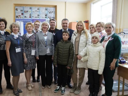 Губернатор Иркутской области с семьей проголосовал на выборах президента России
