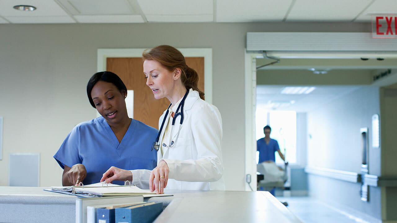 clinicians-at-nurses-station