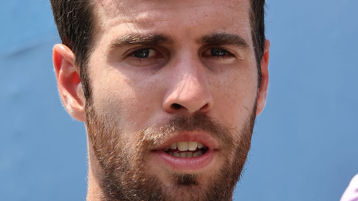 Khachanov Sweeps Auger-Aliassime in Beijing