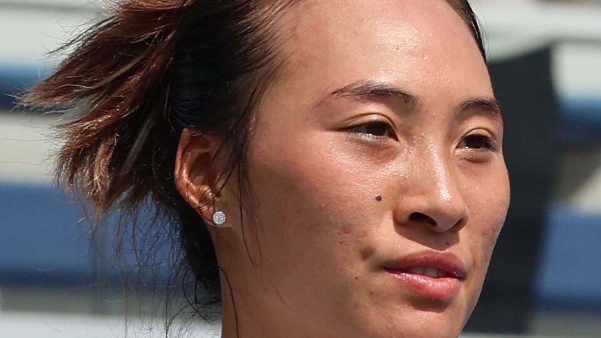 Zheng Qinwen Outlasts Yulia Putintseva in Three-Set Thriller