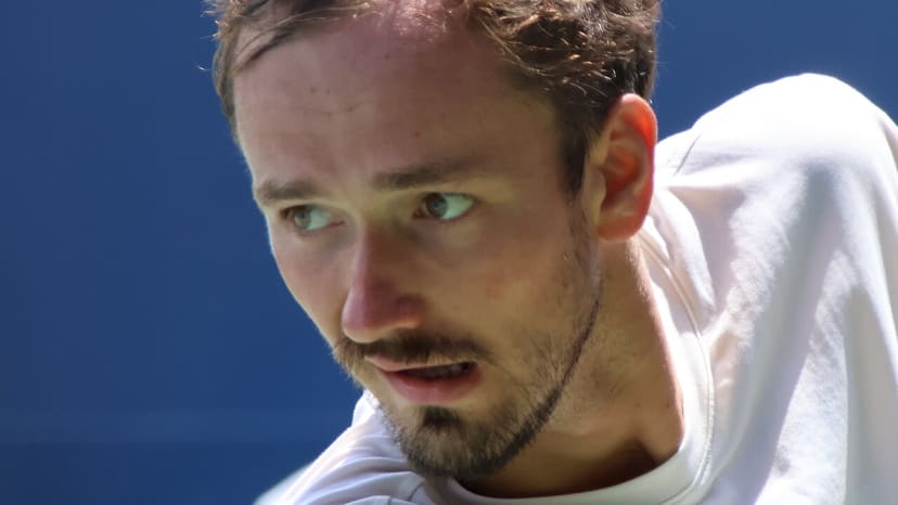 Medvedev Beats Struff 4-6, 6-4, 6-3 in Shanghai Masters