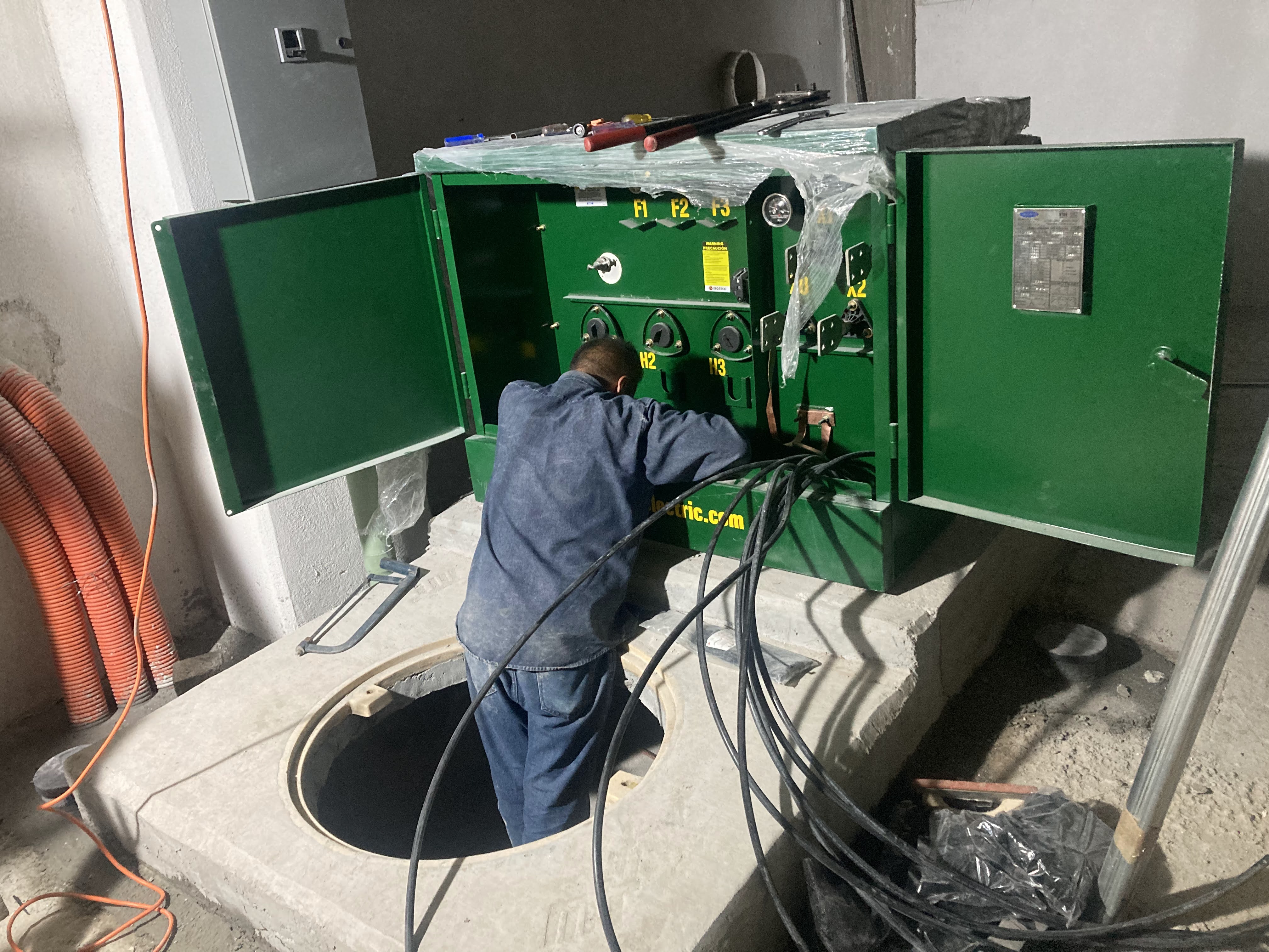 Foto de una INSTALACION DE SUBESTACIONES ELECTRICAS EN TOLUCA