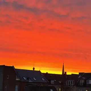Solnedgang over en boligkarre