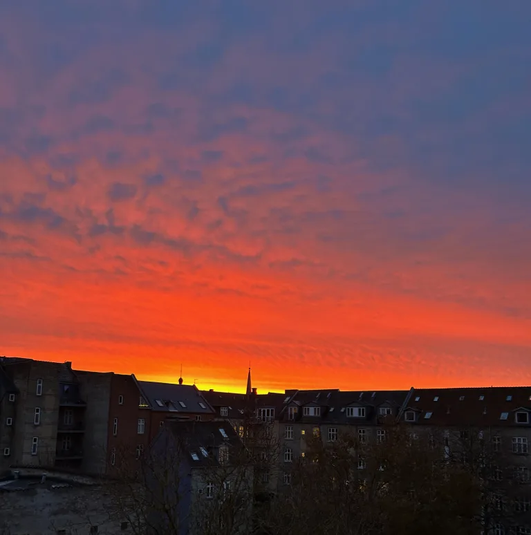 Solnedgang over en boligkarre