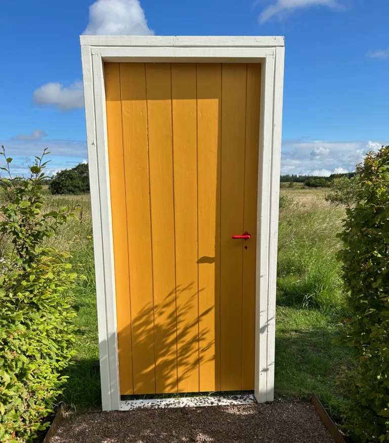 En dør for enden af en havegang