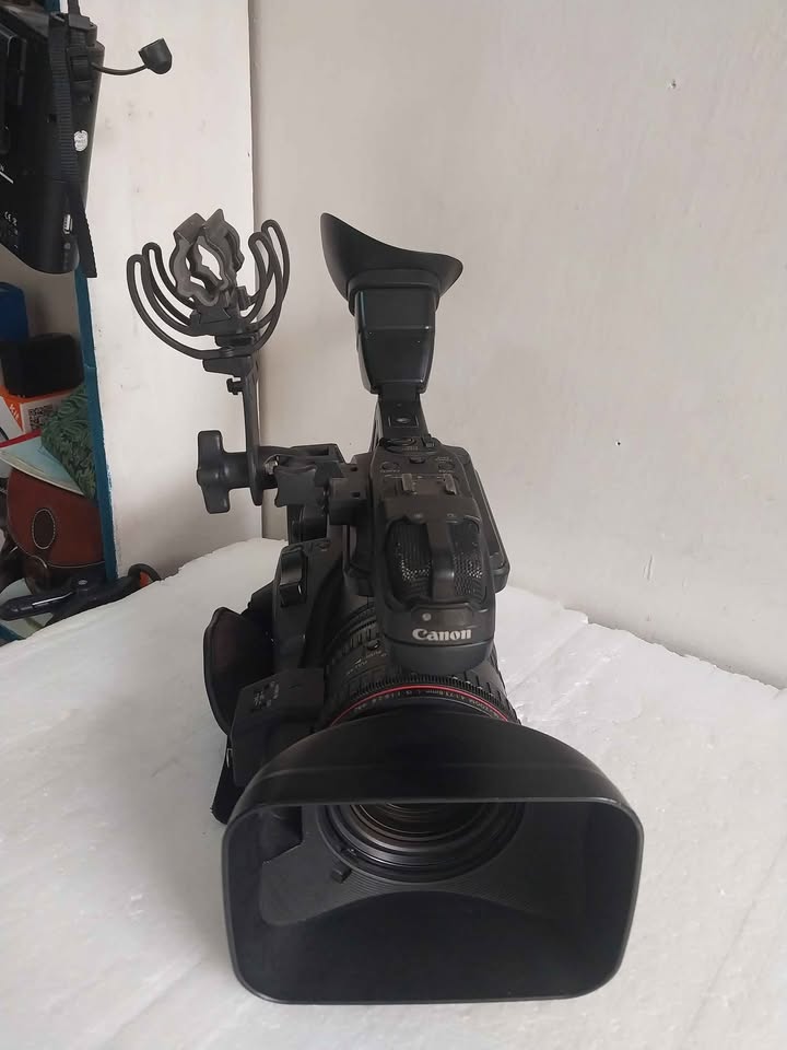 Canon xf305 video camera